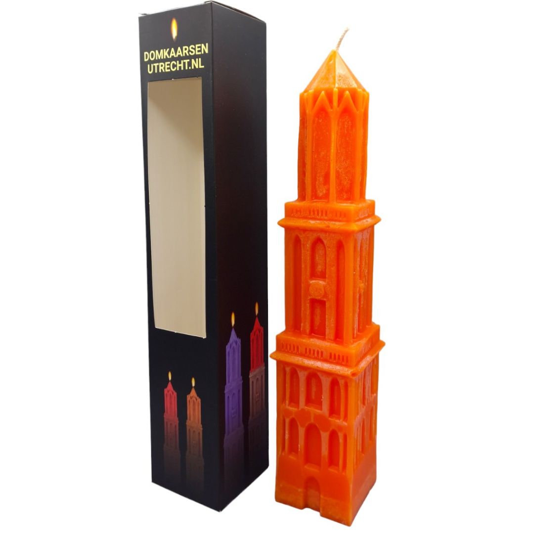 Oranje domkaars in verpakking