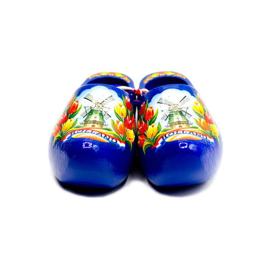 Blauwe houten klompjes in drie maten, samengeknoopt met een rood-wit-blauw lint, geschikt voor decoratieve doeleinden