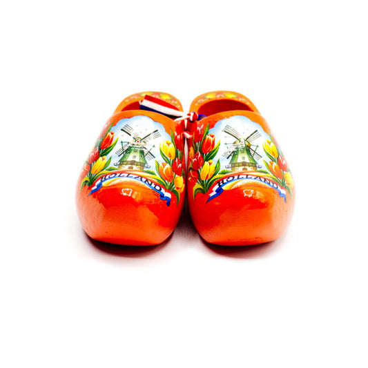Oranje houten klompjes in drie maten, samengeknoopt met een rood-wit-blauw lint, geschikt voor decoratieve doeleinden